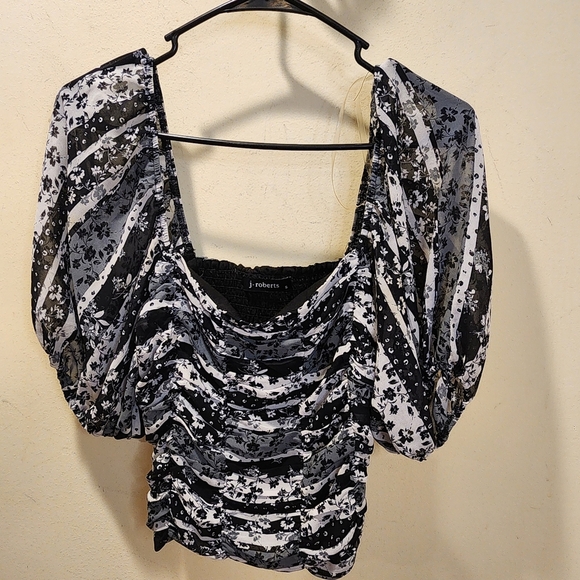 J.Roberts Women's Short Sleeves Smocked Blouse size S - Picture 3 of 11